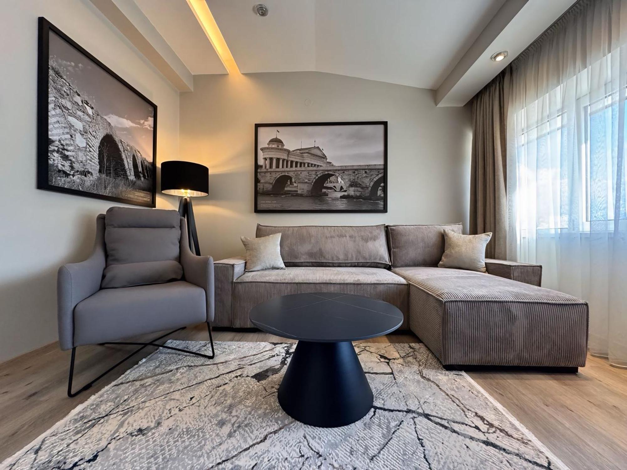 Queen'S Hotel - Zebra Centre Скопье Экстерьер фото