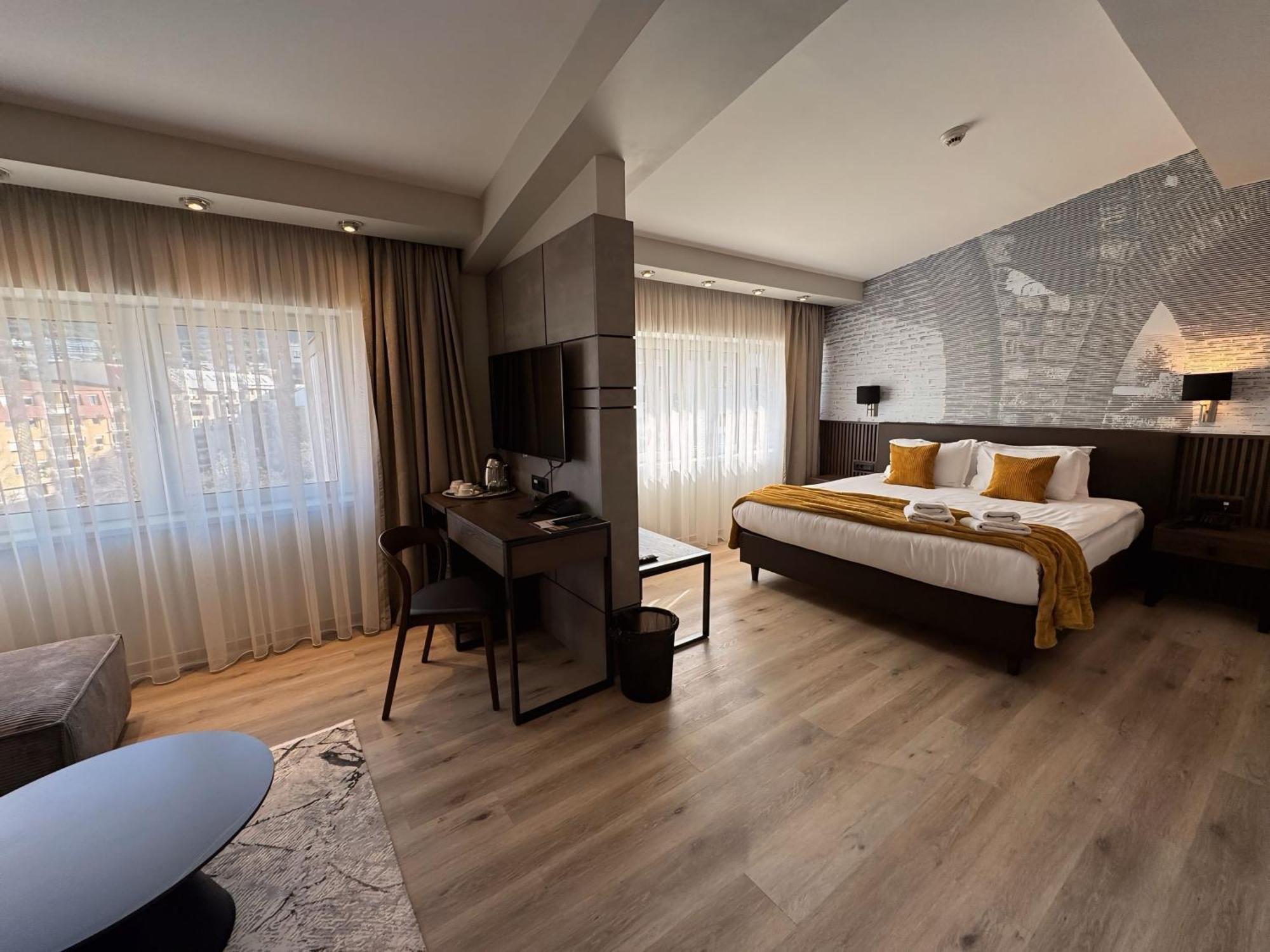 Queen'S Hotel - Zebra Centre Скопье Экстерьер фото